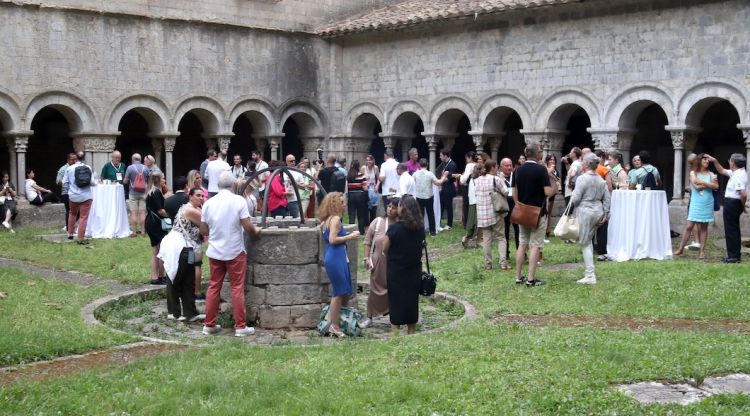 Diversos touroperadors intrenacionals participen en una acció de promoció turística al claustre de la catedral de Girona. ACN
