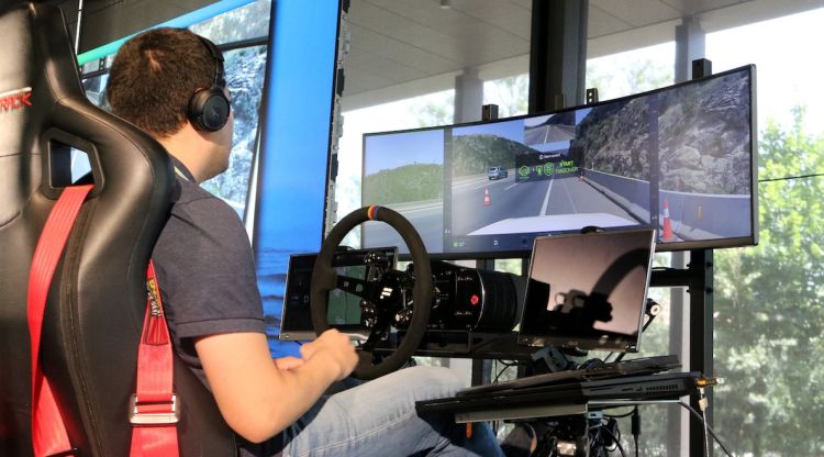 La prova que s'ha fet en directe amb un vehicle controlat remotament creuant la frontera francesa. ACN