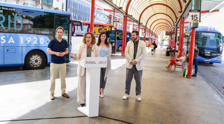 La consellera de Territori durant la presentació de les noves connexions amb bus a l'Empordà
