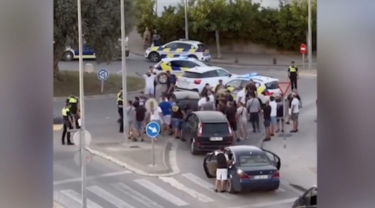 Els amics i familiars de les víctimes intentant superar el bloqueig de la policia a Figueres