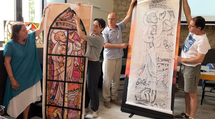 L'artista vitrallera Anna Santaeulària presentant el catró original del vitrall de Rafael Masó i l'adaptació per poder-lo fer a mida real. ACN