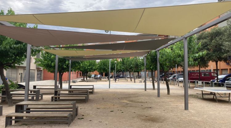 Veles instal·lades a la plaça de la Pau de Banyoles