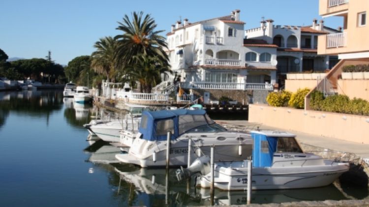 Un dels canals d'Empuriabrava amb embarcacions (arxiu)