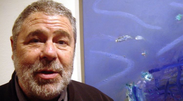 L'artista Gerard Sala davant d'una de les seves obres