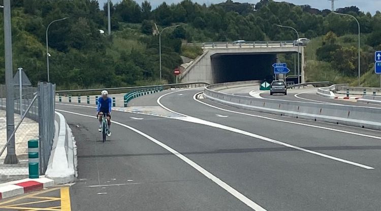 Un ciclista a l'entrada de l'AP-7 a la sortida Girona Oest. ACN