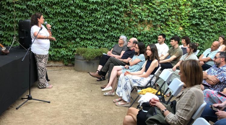 L'editora, Anna Giménez, parlant mentre l'autora, Anna Torra, està asseguda davant seu mirant a càmera