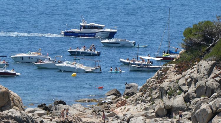 Els Mossos responent a una denúncia d'una banyista a la cala de Cap Roig