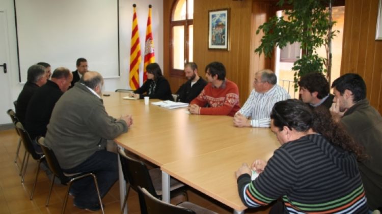 Un moment de la reunió entre els alcaldes i regidors dels vuit municipis © ACN