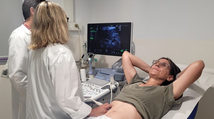 Una pacient, visitant-se en una consulta a la Unitat Funcional de cancer ginecològic
