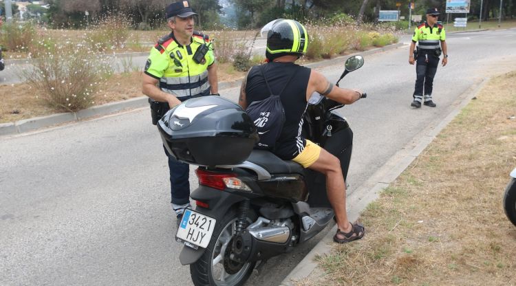 Un mosso atura un motorista en un control a Lloret de Mar. ACN