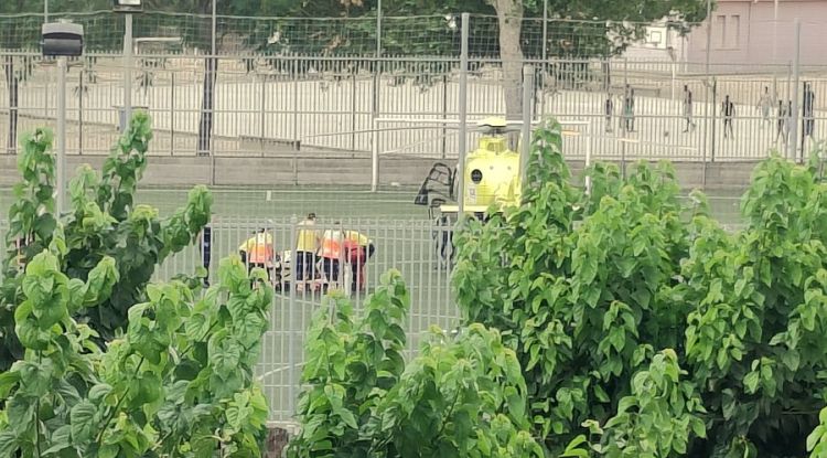 Els efectius del SEM assistint al menor abans de pujar-lo a l'helicòpter