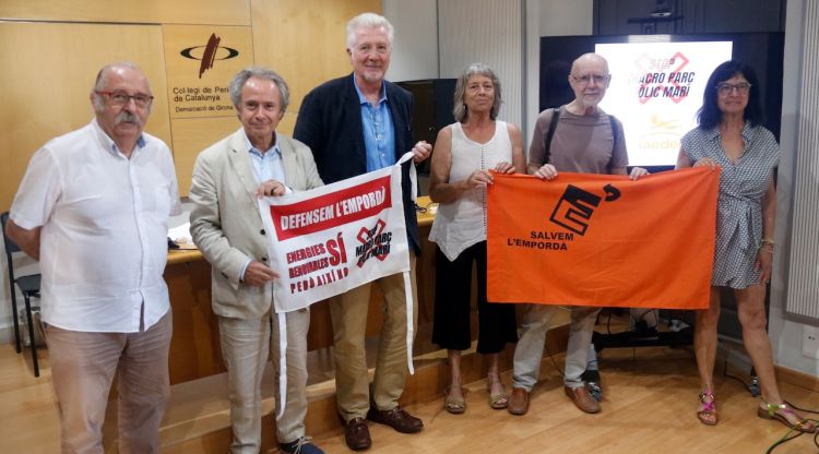 Els representants de Salvem l'Empordà i de la plataforma Stop Macro Parc Eòlic Marí. ACN