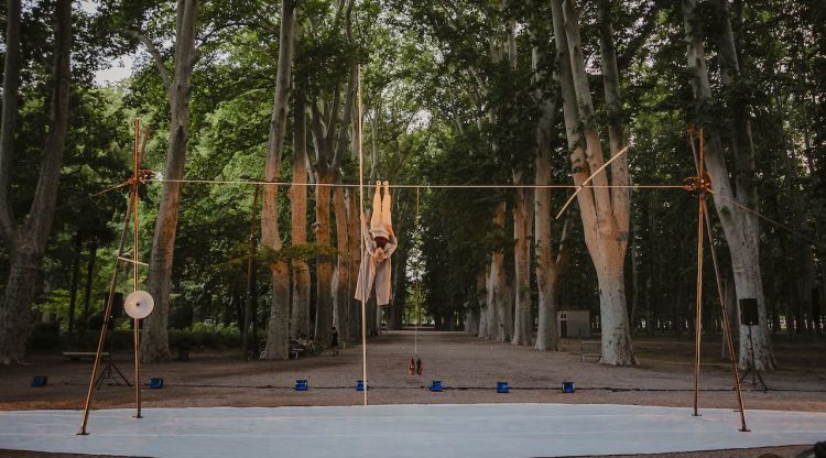 La funambulista La Corcoles actua a la plaça de les Botxes de Girona