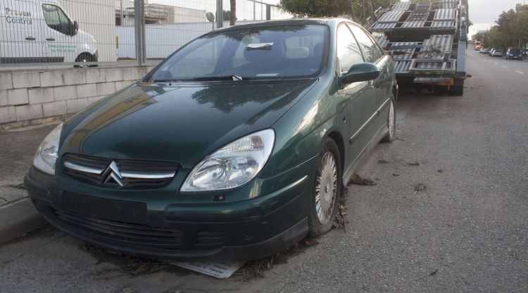 Un vehicle abandonat a Girona (arxiu). M. Estarriola