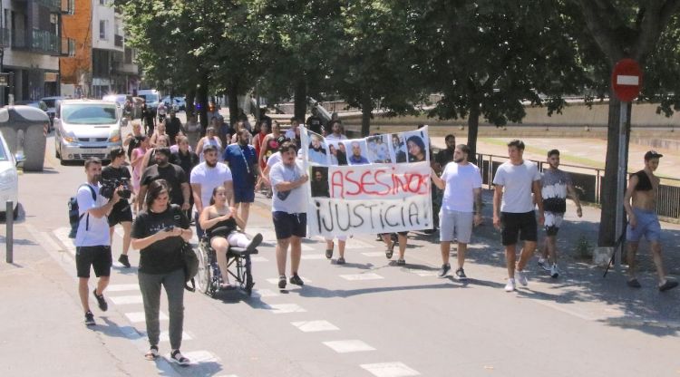 Els veïns del barri de Font de la Pólvora que han sortit a protestar. ACN