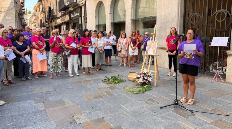 L'acte en homenatge a la Carla, davant l'Ajuntament de Girona. ACN