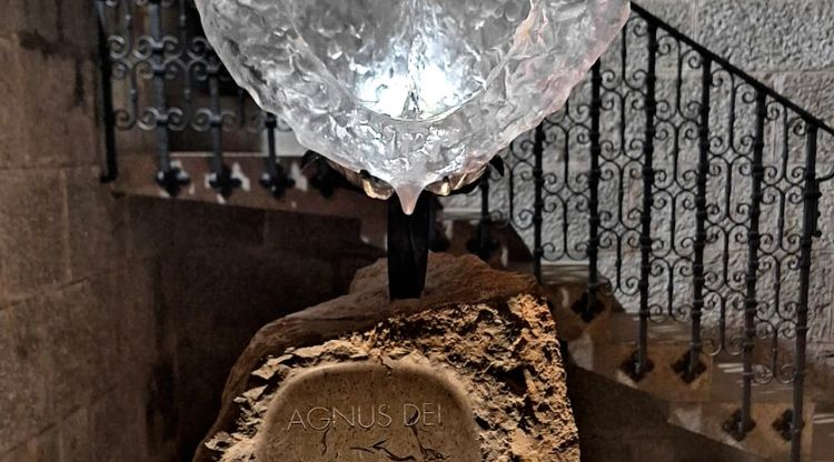 L'obra 'Agnus Dei' sense les figures del Naixement al temple de Sant Pere de Figueres