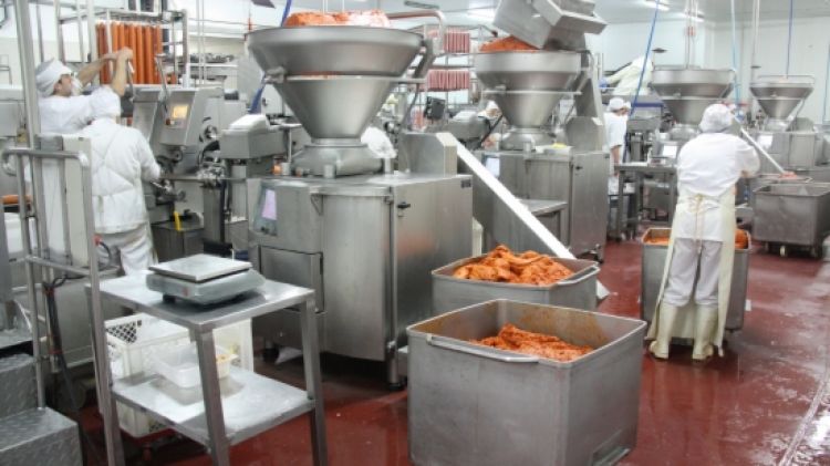 Una de les línies de producció de l'empresa, dedicada a l'elaboració d'embotits © ACN
