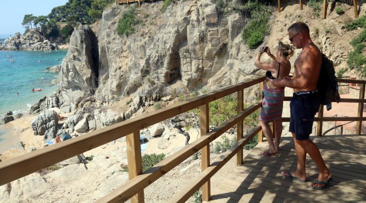 Un dels trams del camí de ronda que surt de Cala Cristus que s'ha arranjat amb l'acord dels privats. ACN