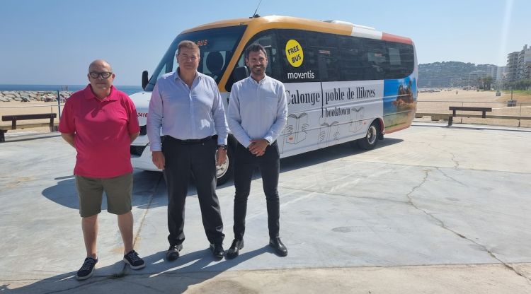 Albert Ros, Enric Gimeno i Christian Busquets davant el bus llançadora