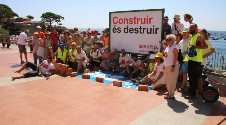 Els prop de 50 assistents a l'acte de protesta a Calella de SOS Costa Brava. ACN