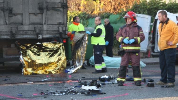 En l'accident, la víctima ha quedat atrapada a sota del camió © ACN