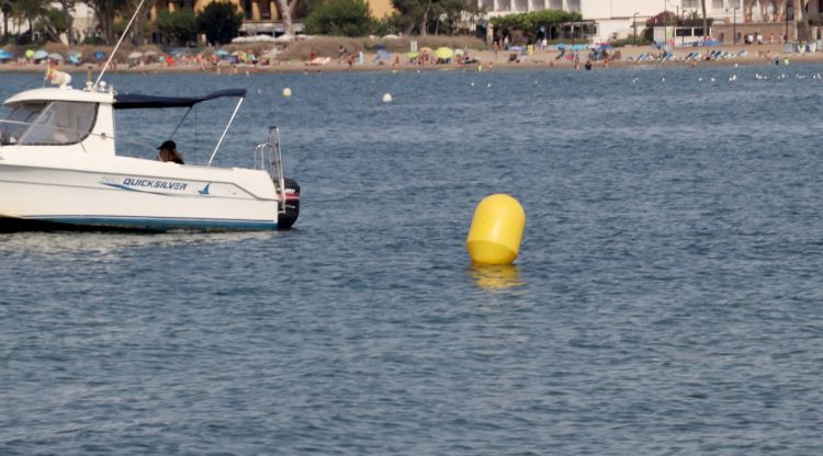 La boia amb un sensor de l'alçada de les onades que hi ha instal·lada a la platja de Roses. ACN