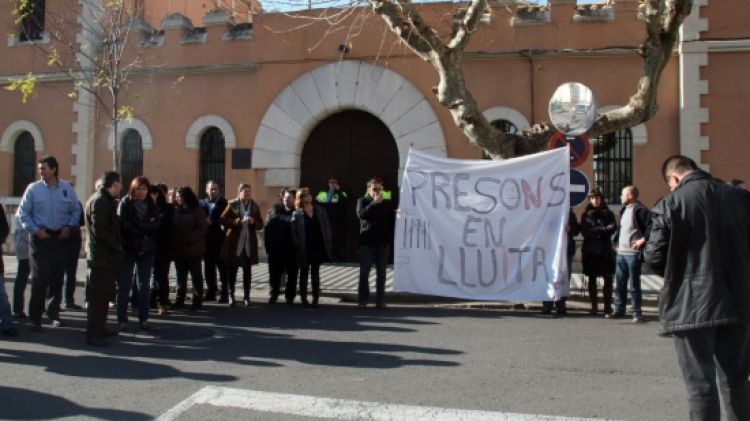 Uns 60 treballadors s'han concentrat davant de la presó de Figueres per protestar contra les retallades © ACN