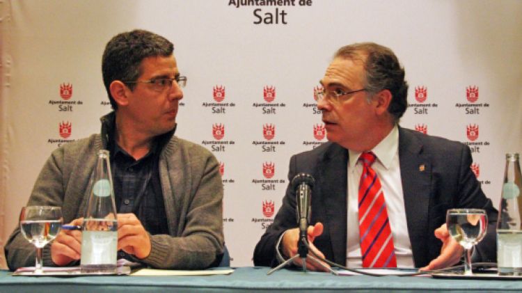 L'alcalde de Salt, Jaume Torramadé (dreta), i el regidor de l'àrea econòmica, Albert Casellas © ACN