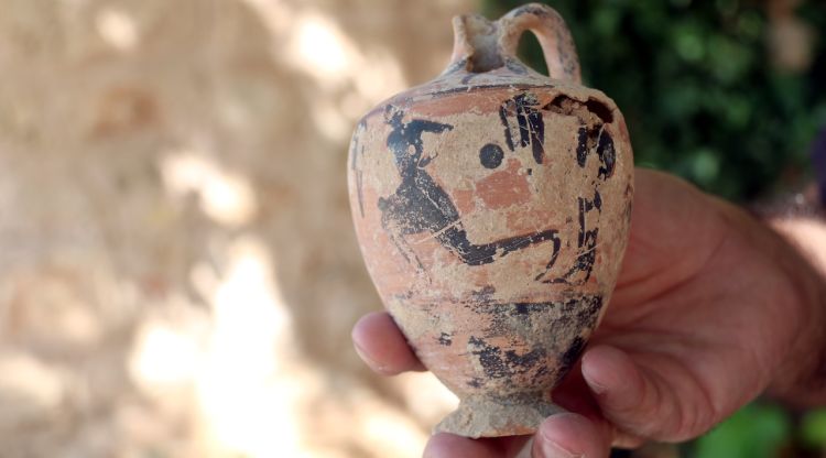 La part del flascó o lècit de finals del segle VI aC descobert a Empúries on s'hi veu la silueta d'un corredor. ACN