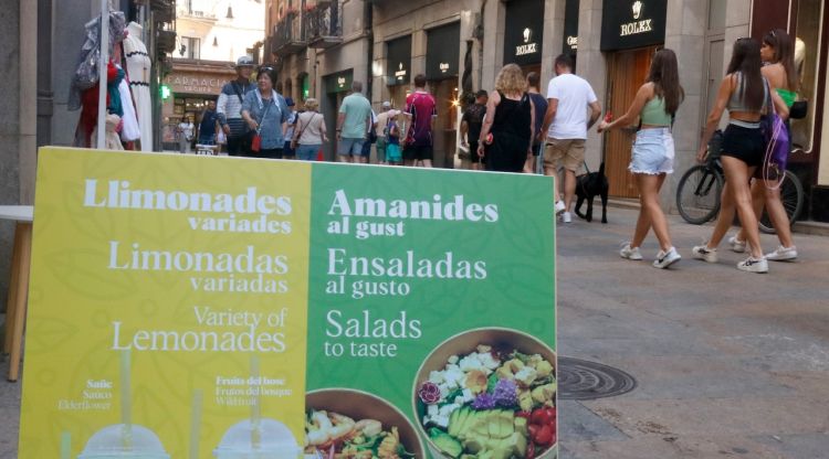 Un cartell d'un establiment de la zona de l'Argenteria que anuncia llimonades i amanides en català, castellà i anglès. ACN