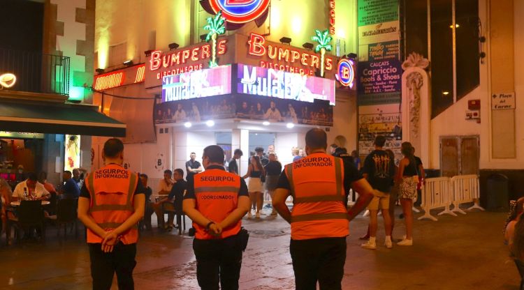 Tres auxiliars nocturns de Lloret de Mar controlant davant una discoteca. ACN