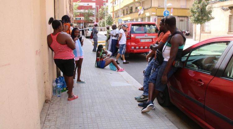 Alguns dels veïns desallotjats després de l'esfondrament d'un pis en un bloc de Salt. ACN