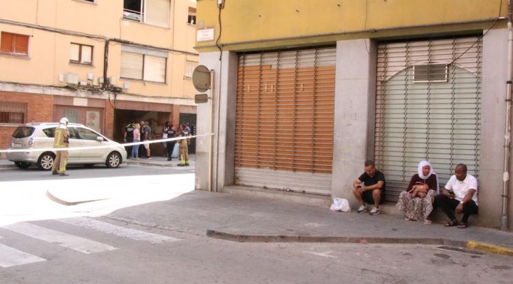 Algunes de les persones desallotjades, aquesta tarda a Salt. ACN