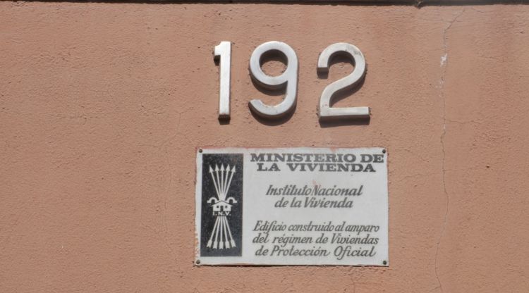 Una placa amb simbologia franquista a l'entrada d'un edifici de Girona. ACN
