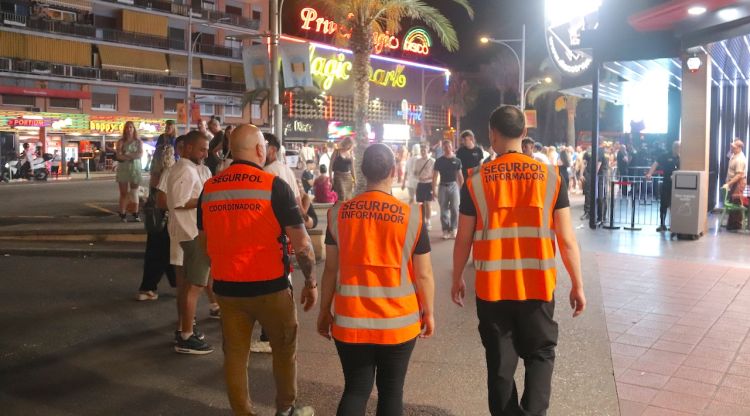 Dos auxiliars nocturns de Lloret de Mar patrullen amb el coordinador per l'avinguda de Just i Marlès en una zona farcida de discoteques. ACN