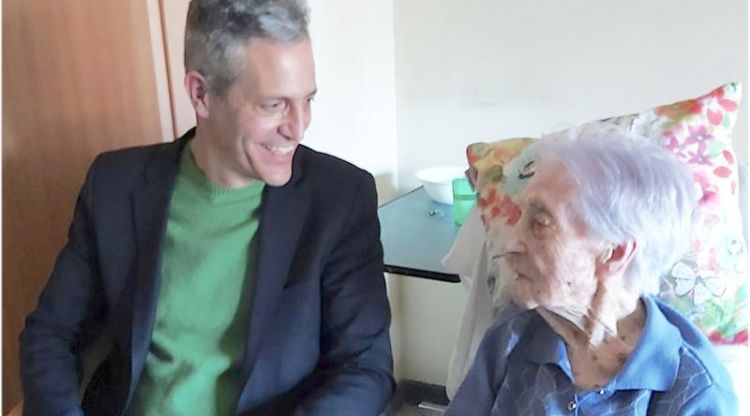 El director de documentals Sam Green visita Maria Branyas el març del 202. ACN