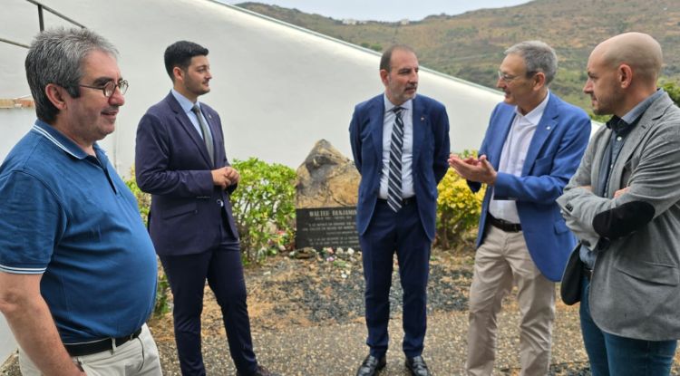 El conseller de Justícia, Ramon Espadaler, amb el director del Memorial Democràtic, Jordi Font, i altres representants locals