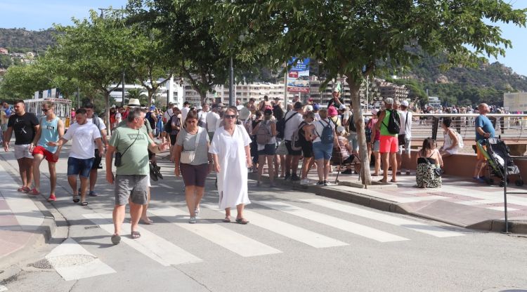 Turistes passejant per davant de la costa a Tossa de Mar. ACN
