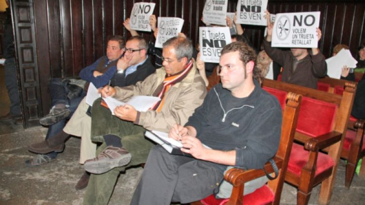 Uns protestants contra les retallades a la sanitat pública, ahir al ple © ACN