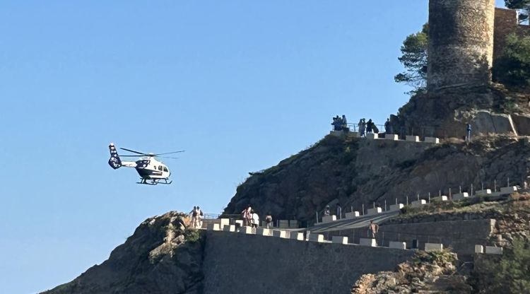 L'helicòpter dels Bombers arribant per a rescatar el cos. Isabel Ruiz