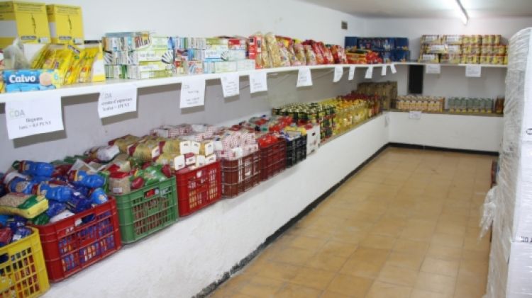 Una imatge dels prestatges de l'economat de Girona, on cada aliment té un valor en punts © ACN