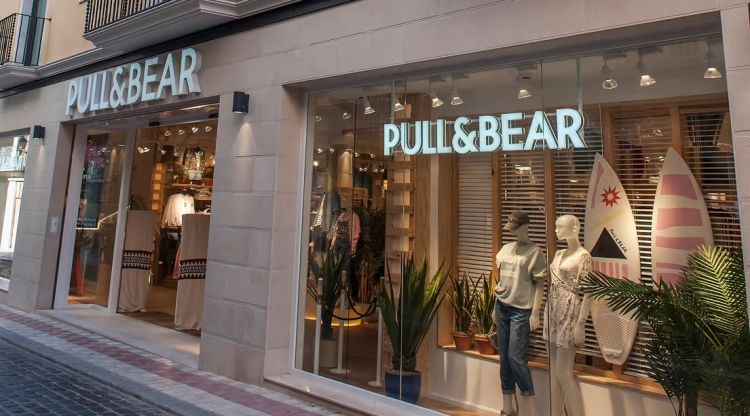 Una franquícia del grup Inditex al carrer Jonquera de Figueres