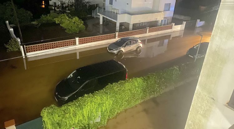 Un dels carrers inundats de l'Escala, aquesta passada nit. Ferran Piqué