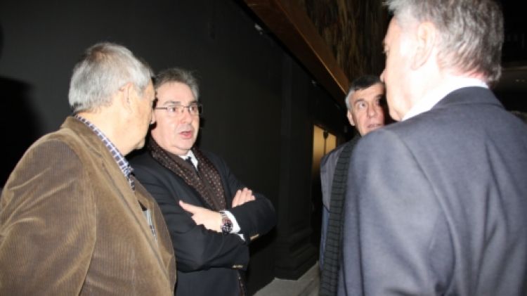Al fons de la imatge a l'esquerra, Joan Casadevall conversa amb altres empresaris © ACN