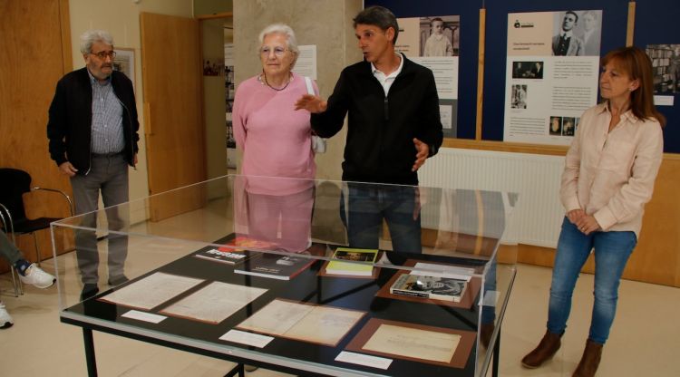 La néta de Negrín, Carmen Negrín,  conversant amb el comissari de l'exposició a Camprodon