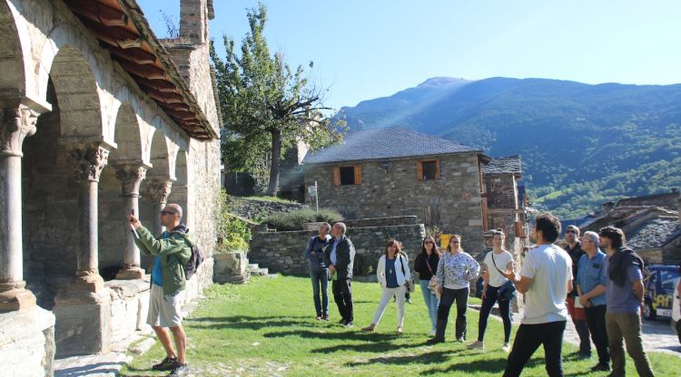 Especialistes visitant l'església de Queralbs. ACN