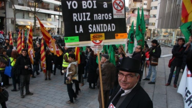 Els manifestants s'han concentrat davant la seu de la Generalitat a Girona © ACN