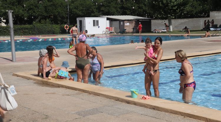 Un grup de dones es remullen a la piscina del GEiEG de Sant Narcís, aquest estiu. ACN