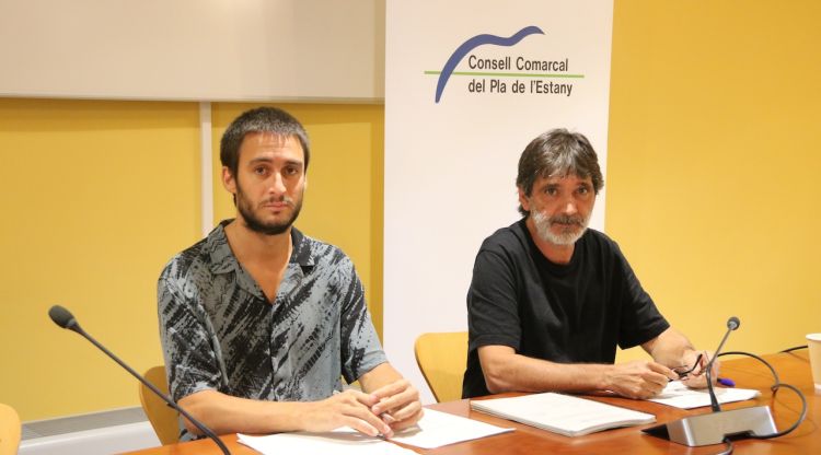Oriol Serrà (dreta) amb un altre representant del Consell Comarcal del Pla de l'Estany. ACN